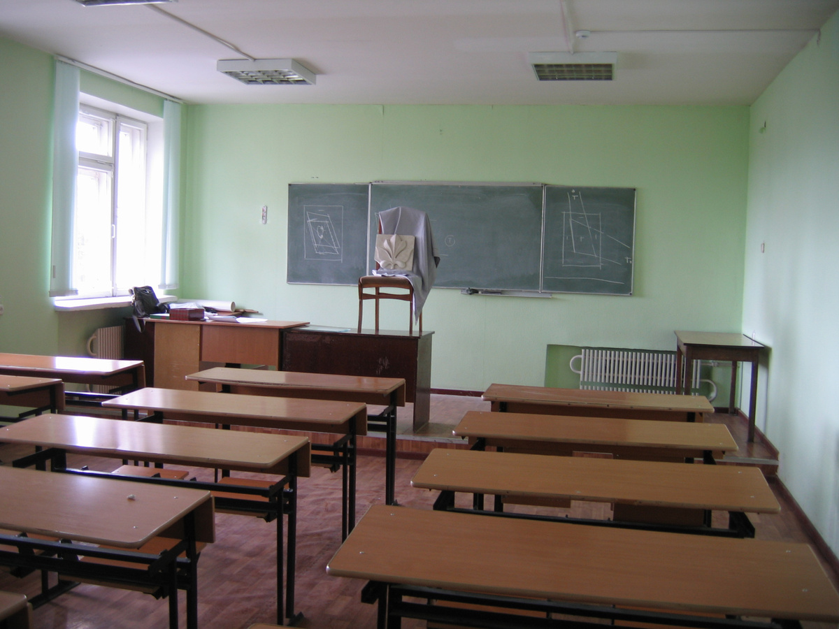 Рисунок в учебном классе, оборудованном столами