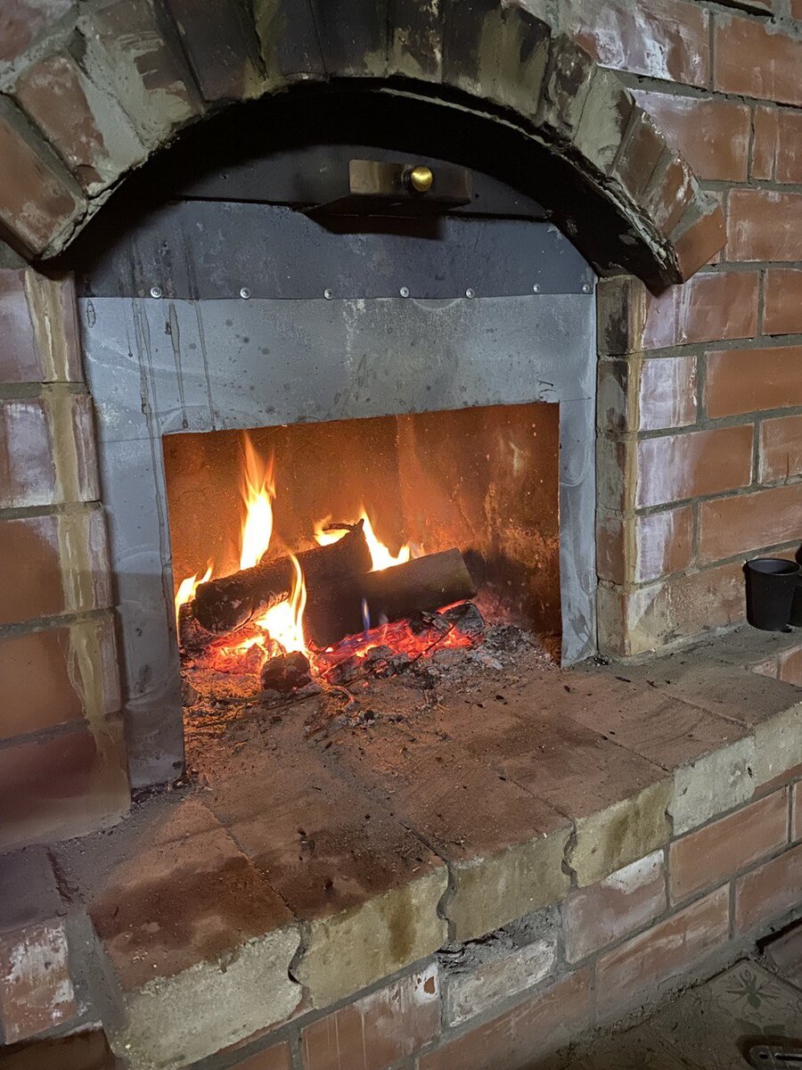 Чтобы меньше уходило тепла, и сам кирпич быстрее нагревался муж из листа металла сделал рамку.  