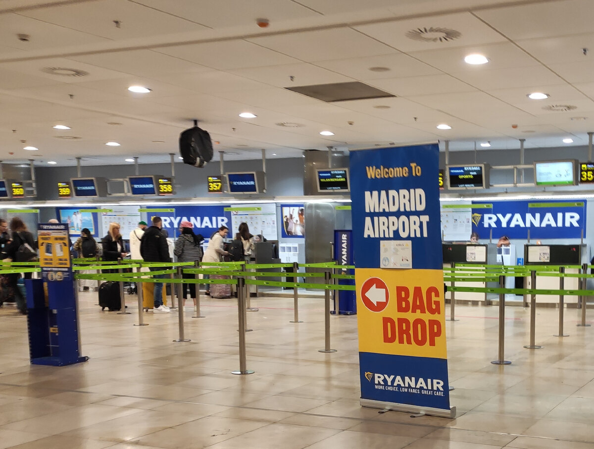 Это стойки регистрации. А разборки были у окошек справа