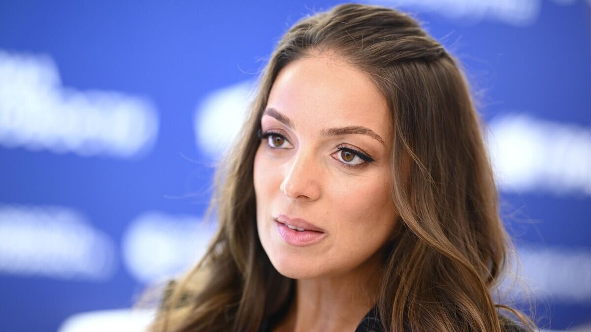    Руководитель Федерального агентства по туризму (Ростуризма) Зарина Догузова на стенде медиагруппы "Россия сегодня" на Восточном экономическом форуме во Владивостоке© РИА Новости / Владимир Астапкович