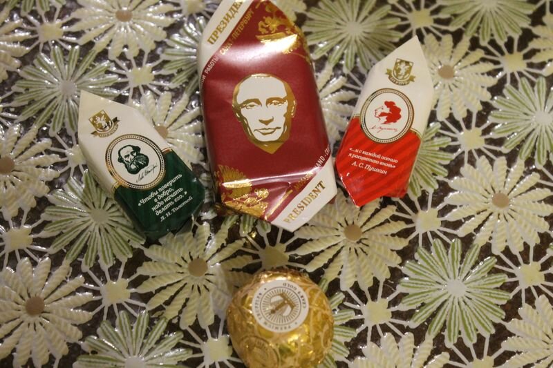 с золотом круглая, Президент он и в Африке президент) Пушкин с клюквой(странно) Лев Николаич с грецким орехом, вкусно всё!