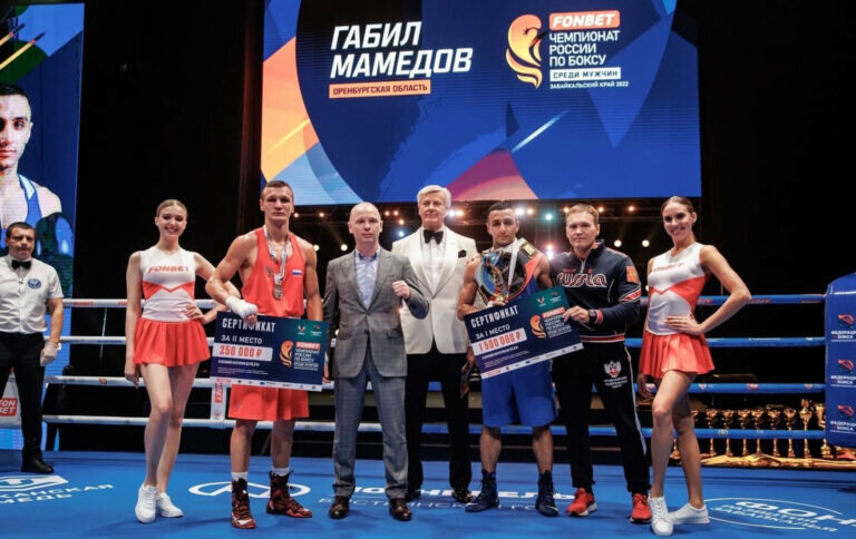    На чемпионате России по боксу оренбуржца Дмитрия Скопинцева признали лучшим тренером Кристина Просвиркина