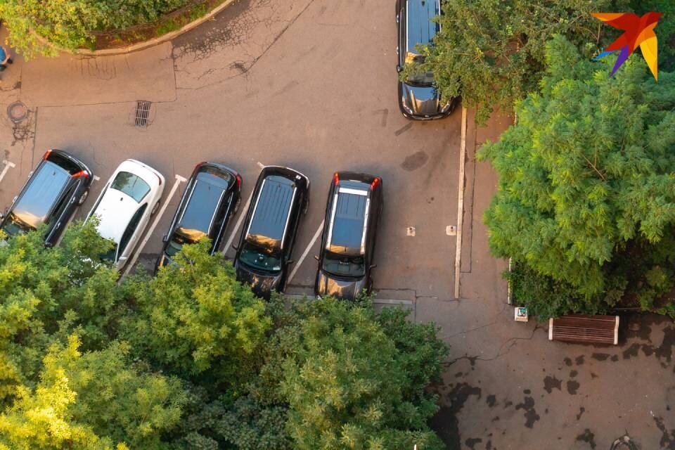     Мурманчане на улице Невского не поделили место для парковки. Николай ОБЕРЕМЧЕНКО