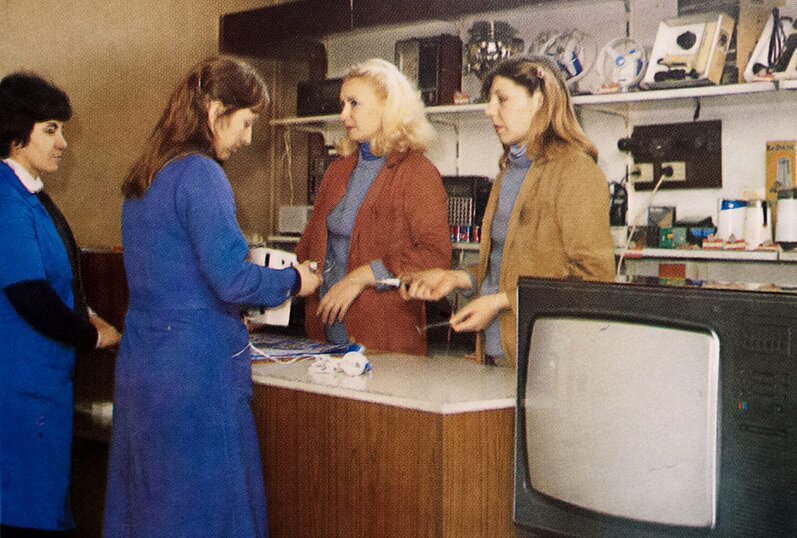 Советский аналог Авито - комиссионный магазин.