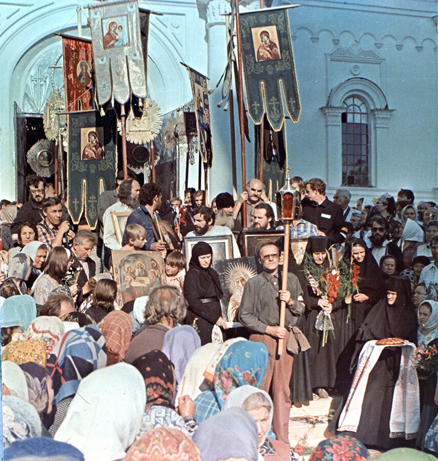 Встреча мощей преподобного Серафима Саровского в Дивееве 31 июля 1991 года.