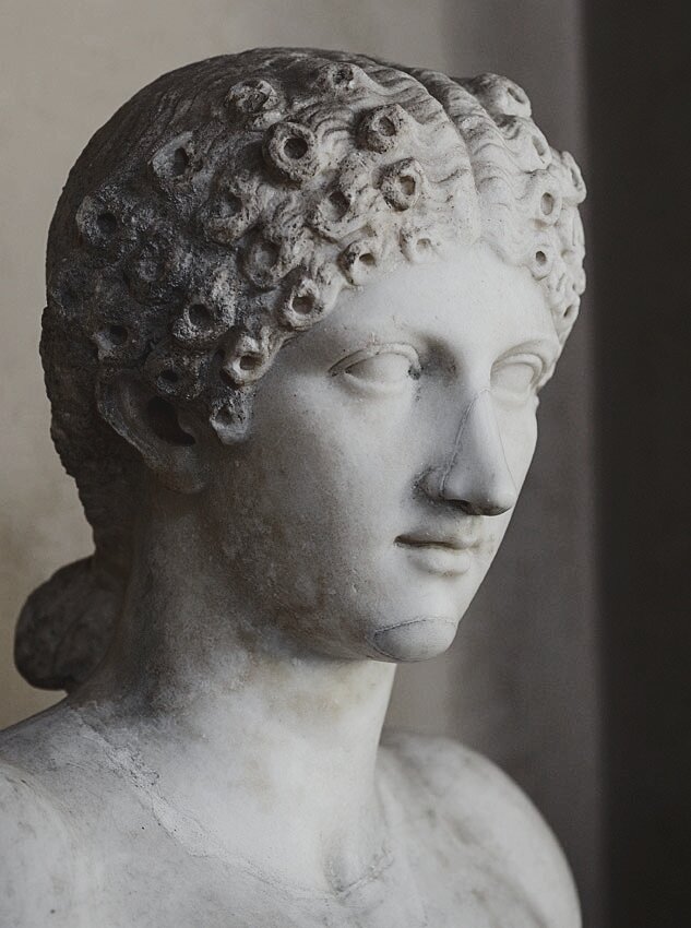 Мраморная статуя (датированная 54-99 годами), предположительно изображающая Агриппину