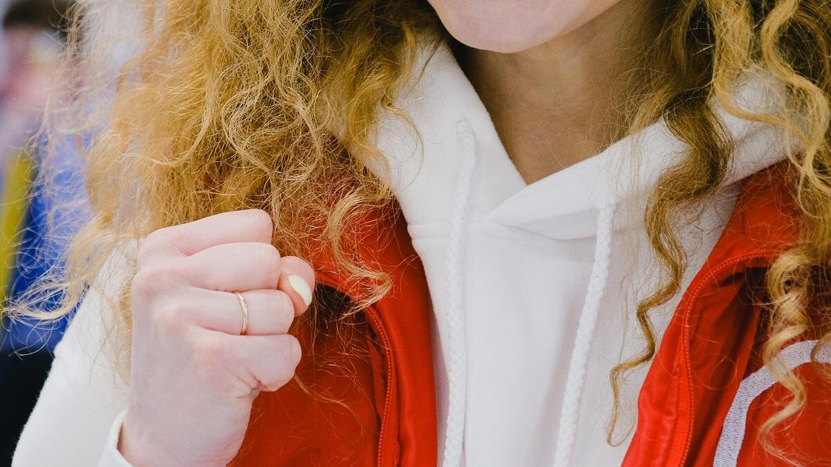    Девушка сжала кулак:pexels.com