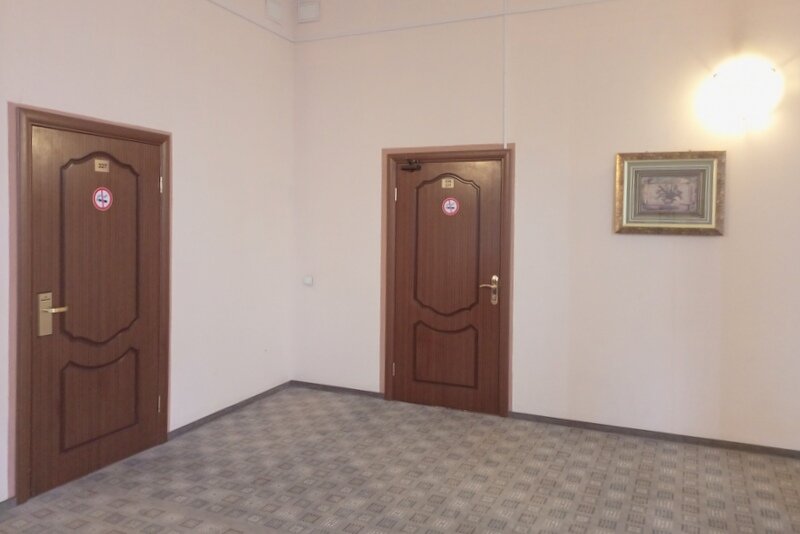 Гостиница "Золотая бухта" в Калининграде. 3-й этаж. Наш № 327 - слева. Фото моё