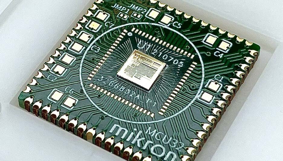 Зеленоградский завод "Микрон" планирует в начале 2023 года выпустить первую опытную партию микроконтроллеров на архитектуре RISC-V, которые могут применяться в устройствах интернета вещей (IoT).
