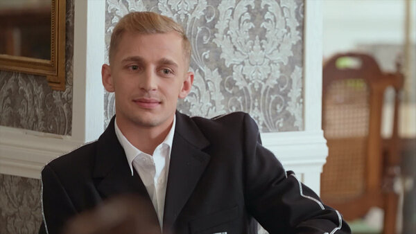 Блогеры Дава и Карина Кросс нервно отреагировали на реплику о том, что они раньше встречались. Видео оказалось в распоряжении Лайфа