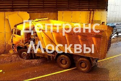    Самосвал въехал в стену Лефортовского тоннеля на ТТК в Москве © Telegram-канал «Дептранс. Оперативно»