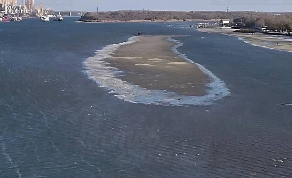     Из-за ветра уровень понизился воды в Дону и в Таганрогком заливе. Фото: группа в "ВК" "Главный-новости Ростова-на-Дону"