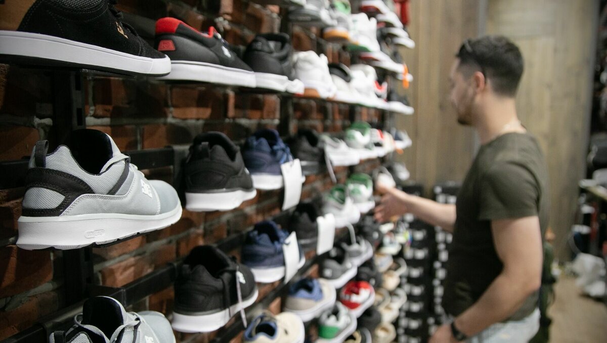     В полицию Тюмени обратился представитель обувного магазина с заявлением о краже трех пар женской обуви. Недостача была выявлена в ходе инвентаризации, сообщили в УМВД по Тюменской области.