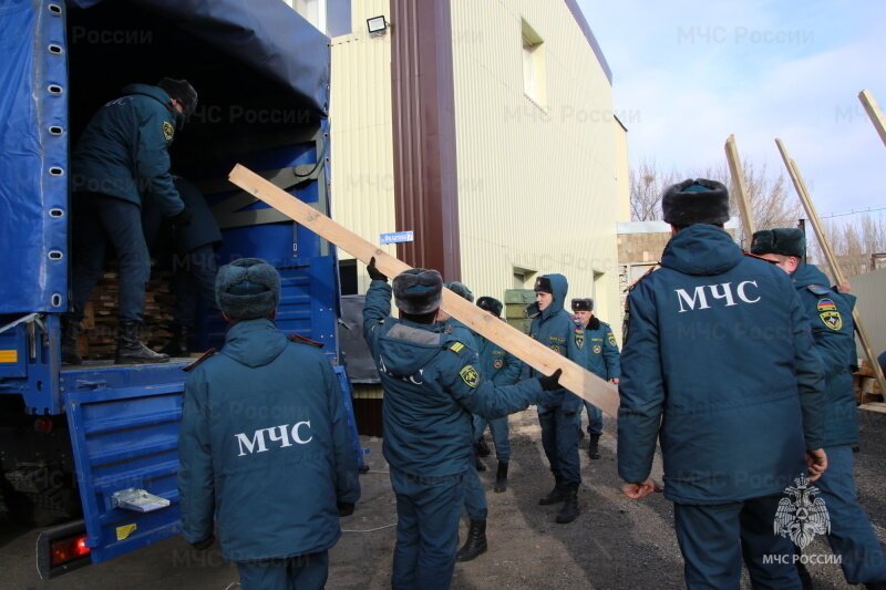    Местные огнеборцы получили в подарок новую пожарную технику, строительные материалы и новогодние подарки Анастасия Красушкина
