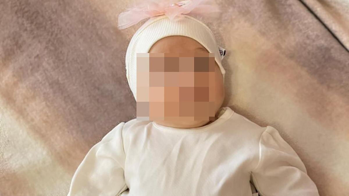    Девочка в платье лежит на кровати:из личного архива