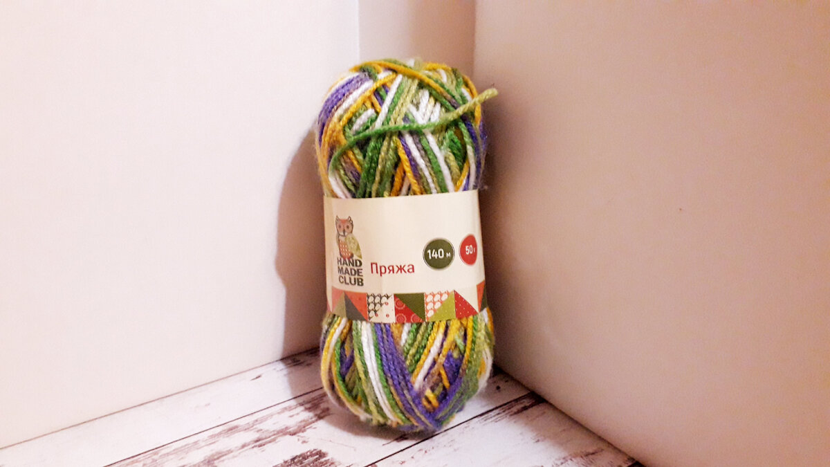 А эта более колючая, но очень яркая... жаль, что ты не успели купить красно-зеленые моточки.