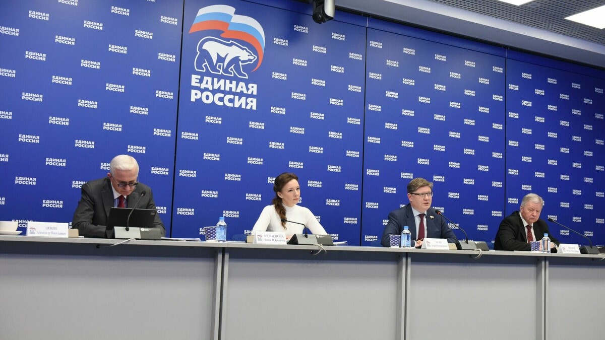     «Единая Россия» и Минтруд подготовили законопроект о занятости, созданный с целью профилактики безработицы. Он обеспечивает предоставление услуг в сфере занятости новым категориям россиян. Речь о безработных и о тех, кто уже трудоустроен и находится в поиске работы или под риском увольнения.
