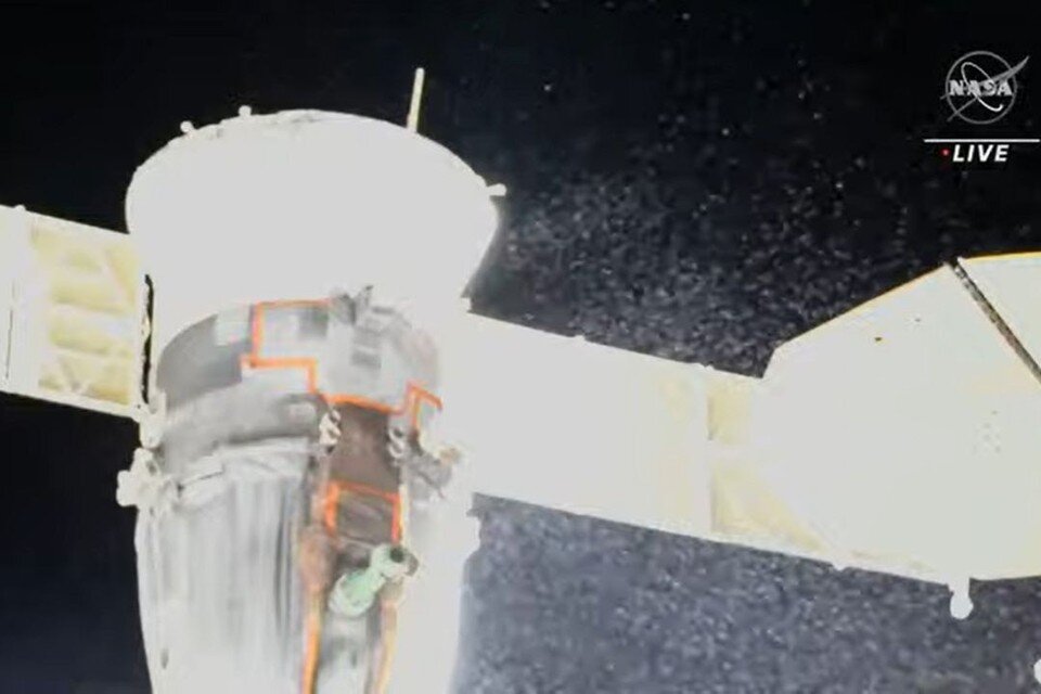     Утечку на корабле засняла Анна Кикина. Фото: NASA | Космические агентства