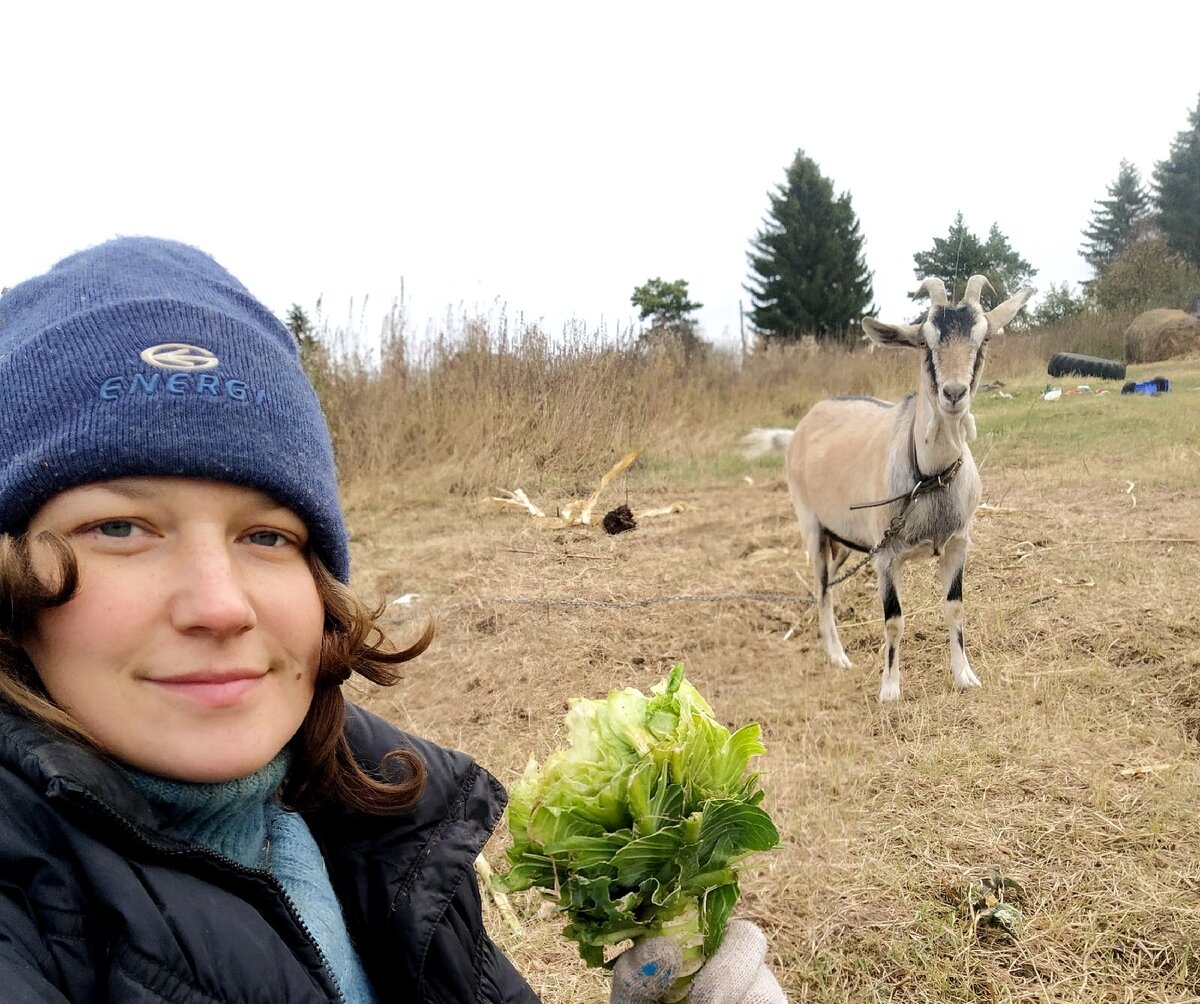 Я и моя первая коза по кличке Маня