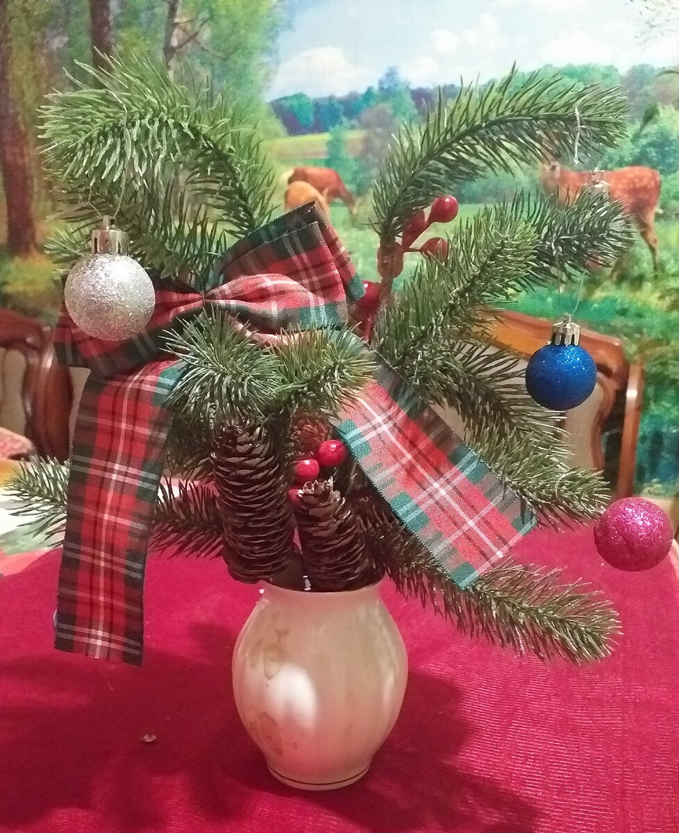 Настольная малышка-елочка высотой 30 сантиметров