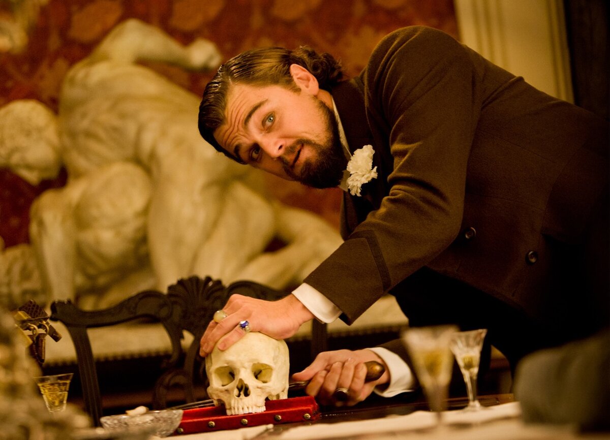 Кадр из фильма "Джанго освобождённый", в котором герой рассказывает об особенностях строения черепа у рабов. Источник: ru.kinorium.com