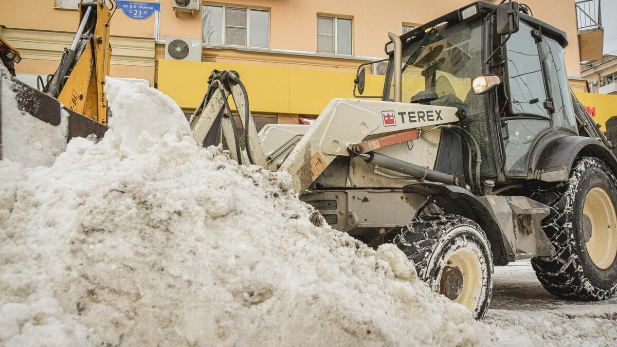     Максимальное количество техники работает на дорогах Нижнего Новгорода из-за снегопадов. Об этом в своем Telegram-канале рассказал мэр города Юрий Шалабаев.