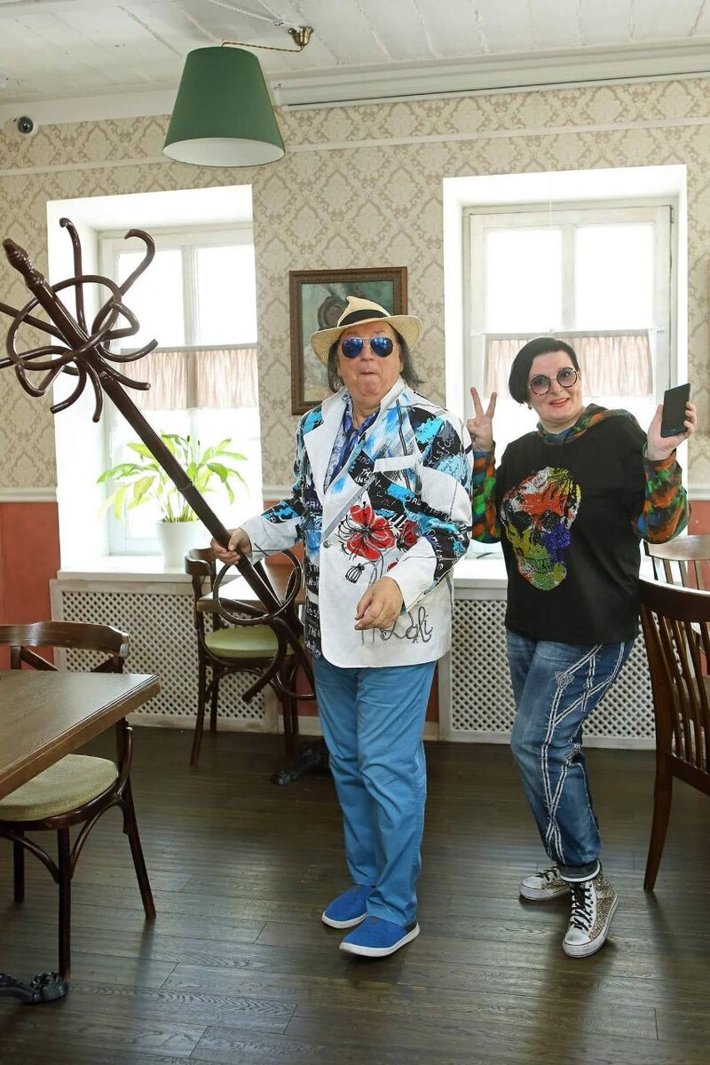 Выпендриваются естественно! Только в самом хорошем   смысле этого слова: Нам ли быть в печали? Мы с Евгением Герчаковым в творческой фото импровизации.