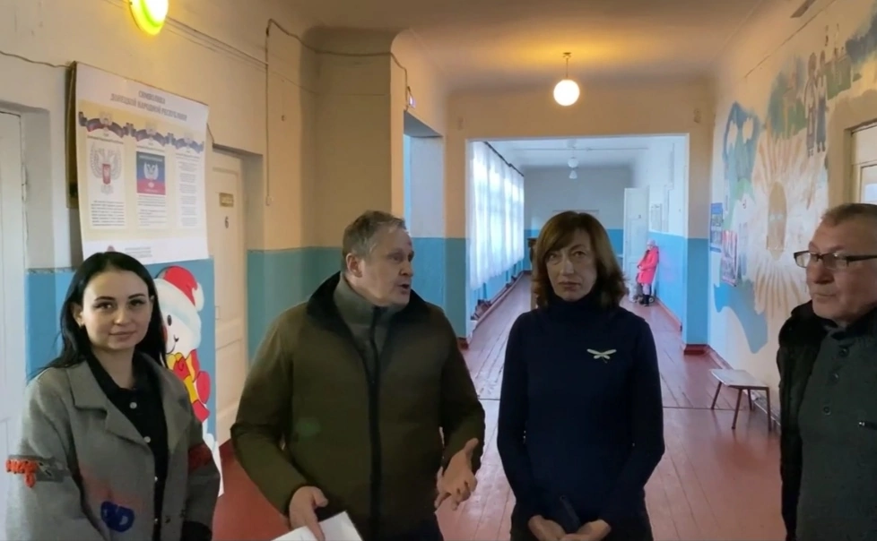    Депутат думы Югры доставил светильники в одну из школ Макеевки