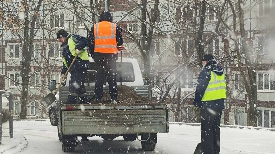     Все силы коммунальных служб Владивостока брошены на борьбу со снегом. Чистятся и обрабатываются реагентами дорогидальневосточной столицы