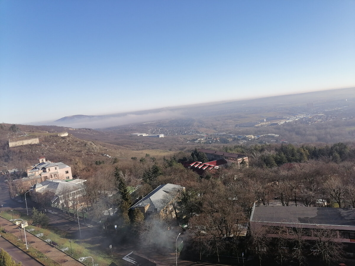Вид с балкона 10-го этажа санатория "Родник " в Пятигорске. Все фото из личного архива.