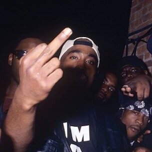 Тупак был против всех, а B.I.G был за Тупака (на заднем плане, целится пальцами в объектив)