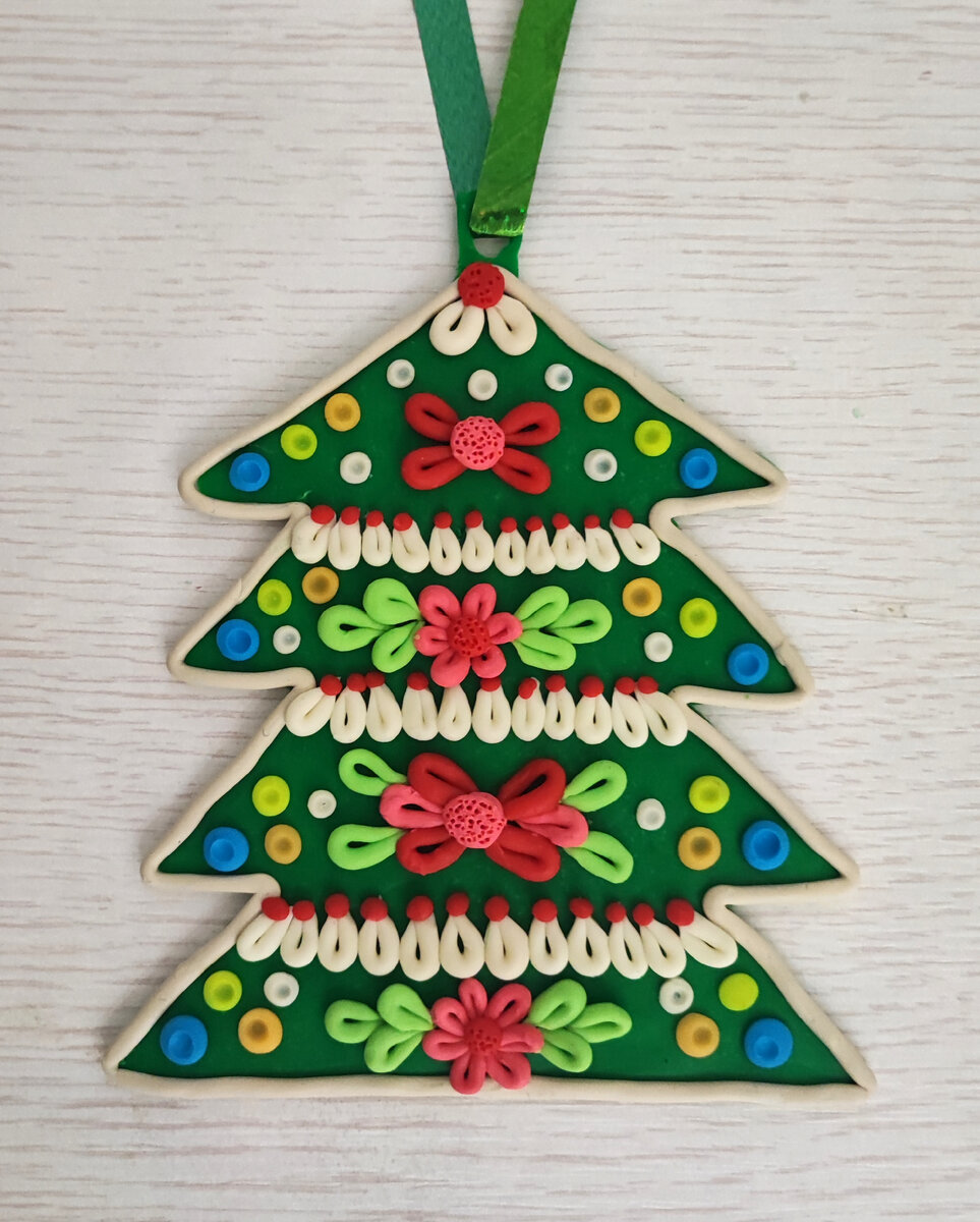 Готовый вариант поделки из пластилина на картоне " Ёлочка 🎄".