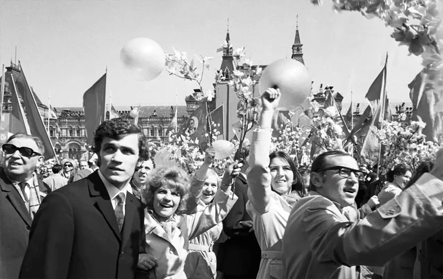 Первомайская демонстрация в Москве в год 50-летия образования СССР. Фото ТАСС / moslenta.ru