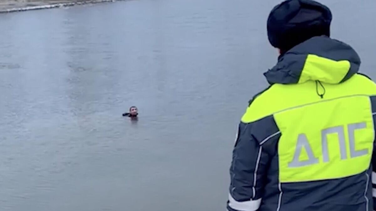    Задержание подозреваемого в нападении с ножом на свою бывшую девушку на канале у Волжской ГЭС© МВД России