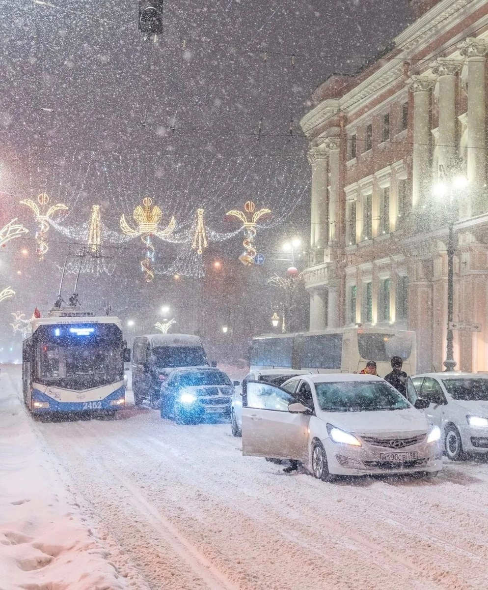 Снегопад ночью. Зимние улицы Петербурга. Холод Мороз улица Петербург.