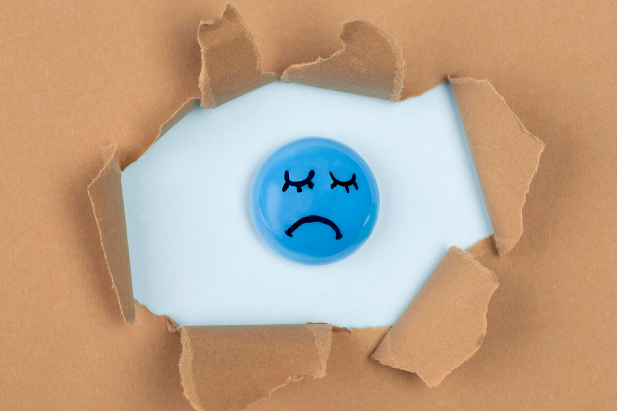 Изображение от <a href="https://ru.freepik.com/free-photo/top-view-of-sad-balloon-in-torn-paper-for-blue-monday_11153248.htm#&position=4&from_view=collections">Freepik</a>