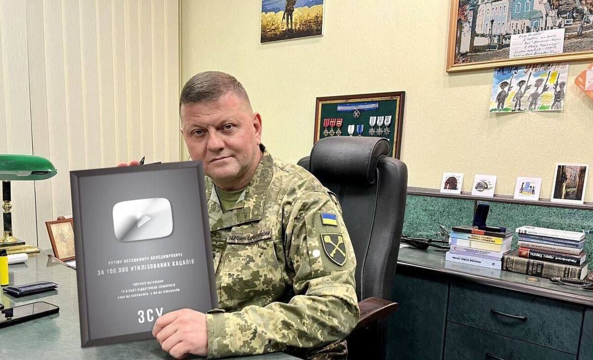Главнокомандующему ВСУ Залужному вручили «серебряную кнопку», но не от Youtube