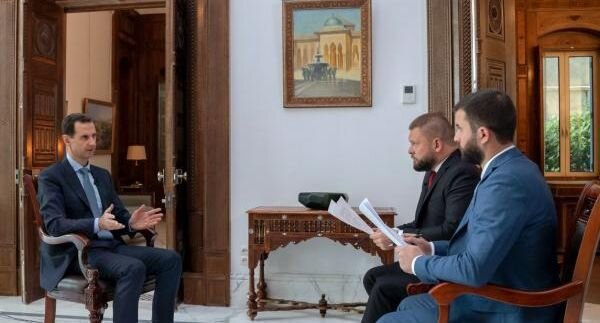 Президент Сирийской Арабской Республики Башар Асад во время интервью корреспондентам Евгению Поддубному («Россия 24») и Михаилу Алаеддину (РИА «Новости») (слева направо)📷
