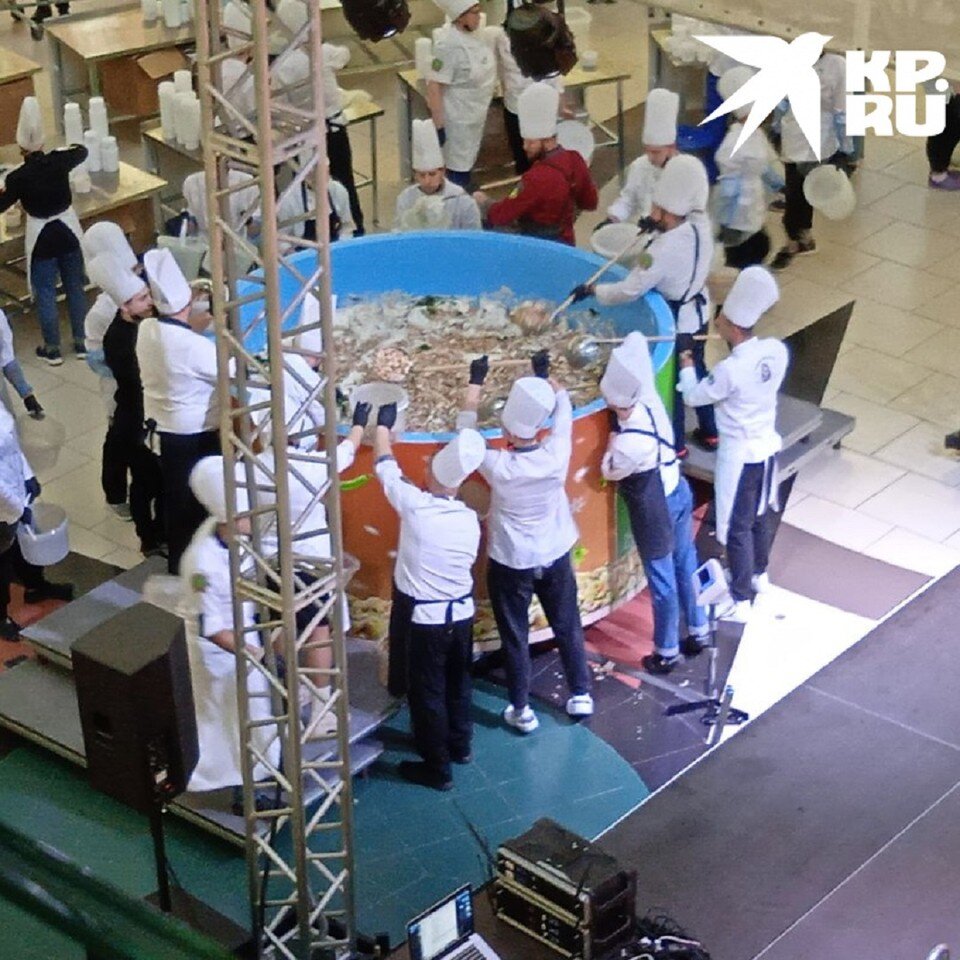     Оливье готовили 85 шеф-поваров. Алена КУЛЕШОВА