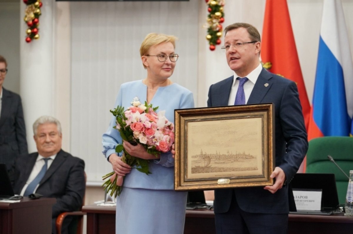    Дмитрий Азаров поздравил Елену Лапушкину с вступлением в должность