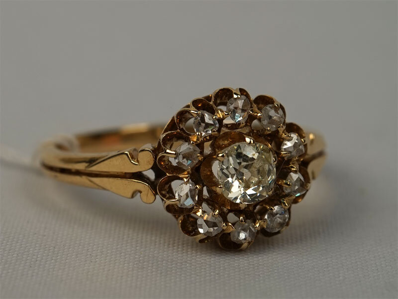 Золотое кольцо малина. Старинные кольца с бриллиантами. Кольцо Малинка с бриллиантами. Старинные перстни с бриллиантами. Кольцо 56 пробы.