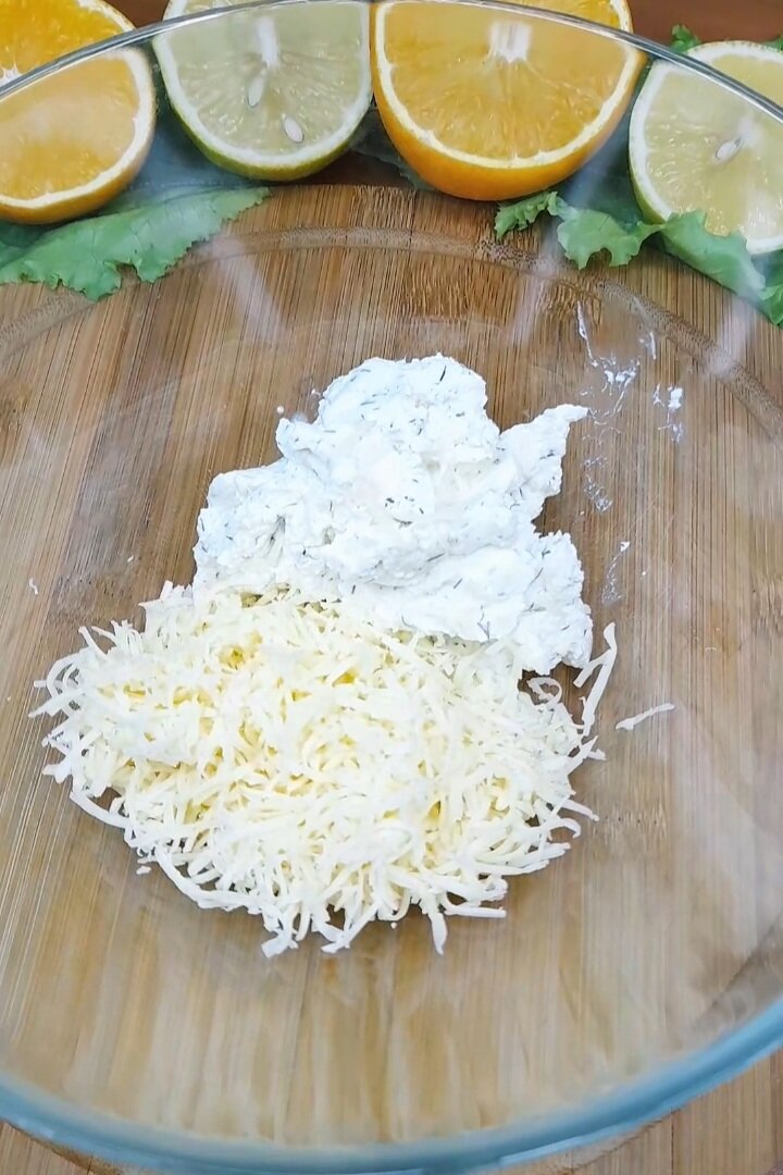 В ёмкость добавляем Творожный сыр и твердый сыр(натёртый на мелкой терке )