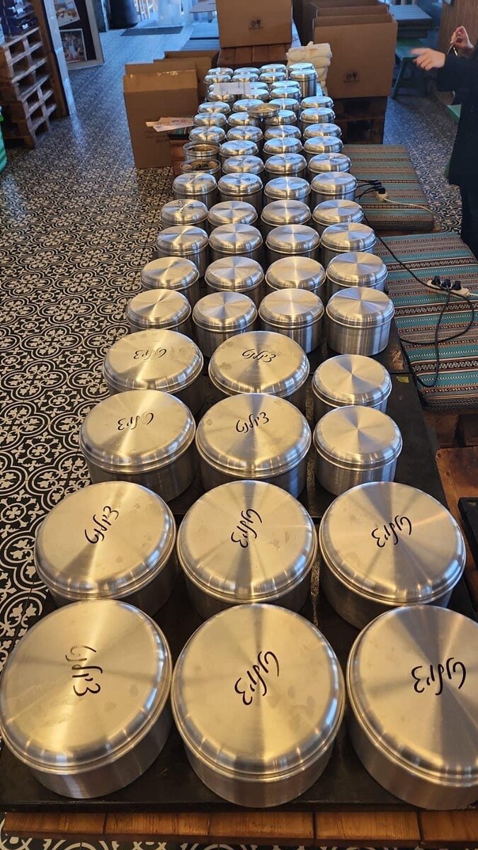 Так готовится Чолнт (хамин) в фирме готового питания, куда можно приехать и купить.