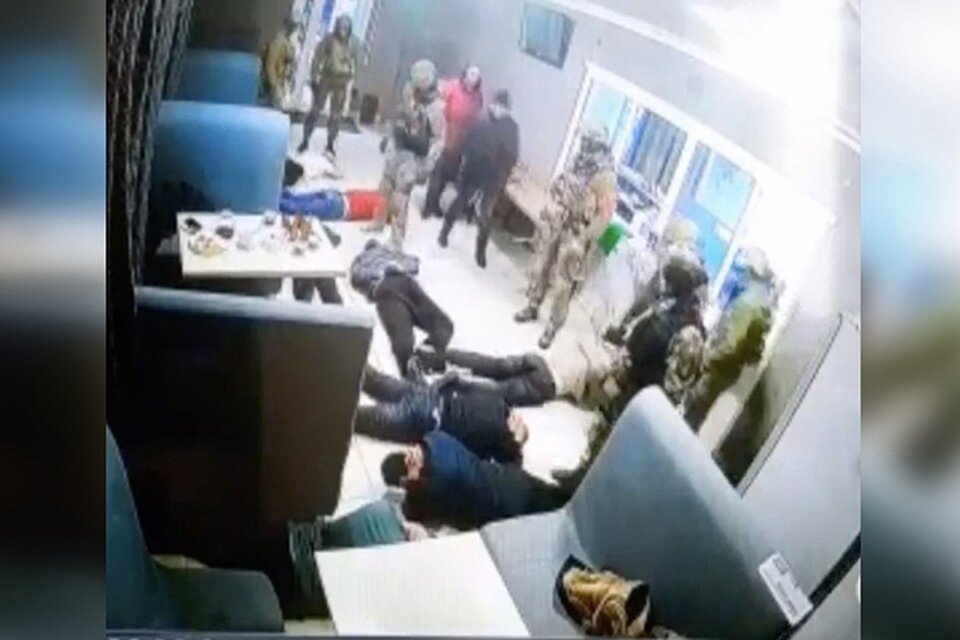     Неизвестные ворвались в помещение при мечети Фото: скриншот из видео