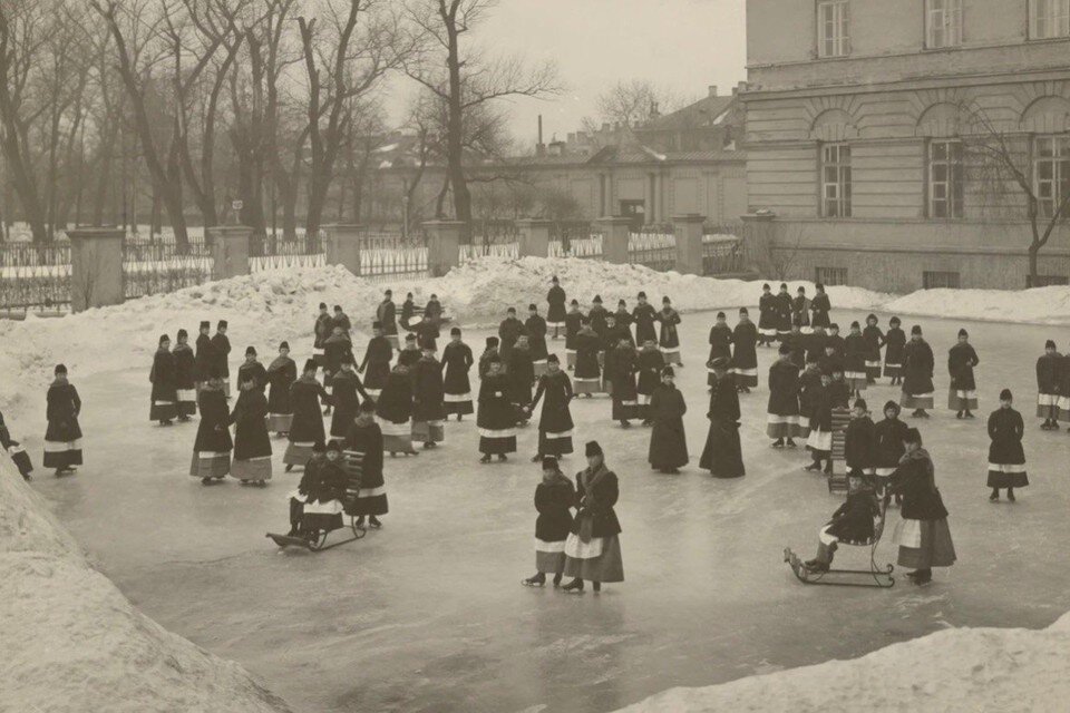     Катание на коньках и горке - любимое зимнее развлечение. Фото: предоставлено Алексеем Белкиным