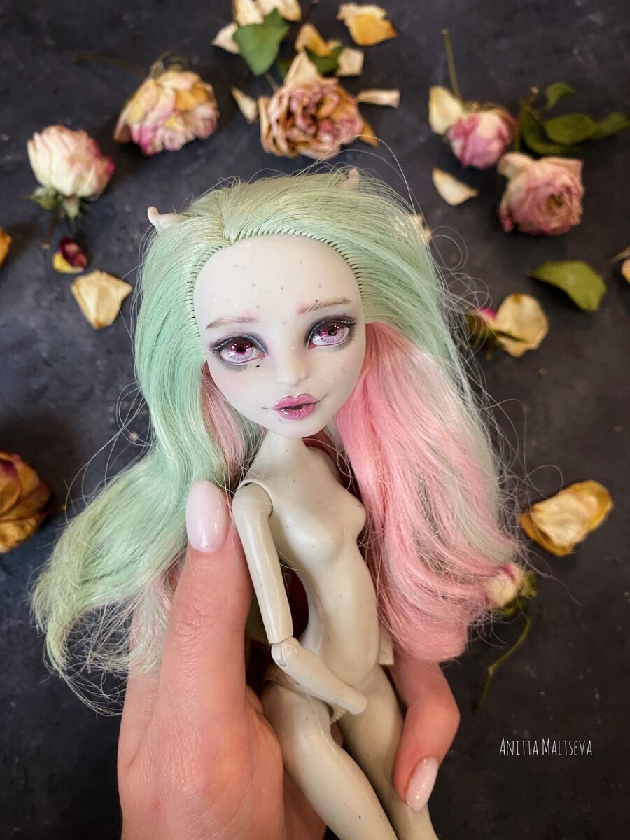 Первая версия личика куклы. Листай, чтобы увидеть больше фото