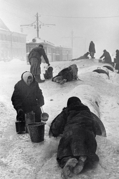 Жители блокадного Ленинграда наполняют ведра водой из колонки на Невском проспекте. 
@Всеволод Тарасевич/Sputnik
