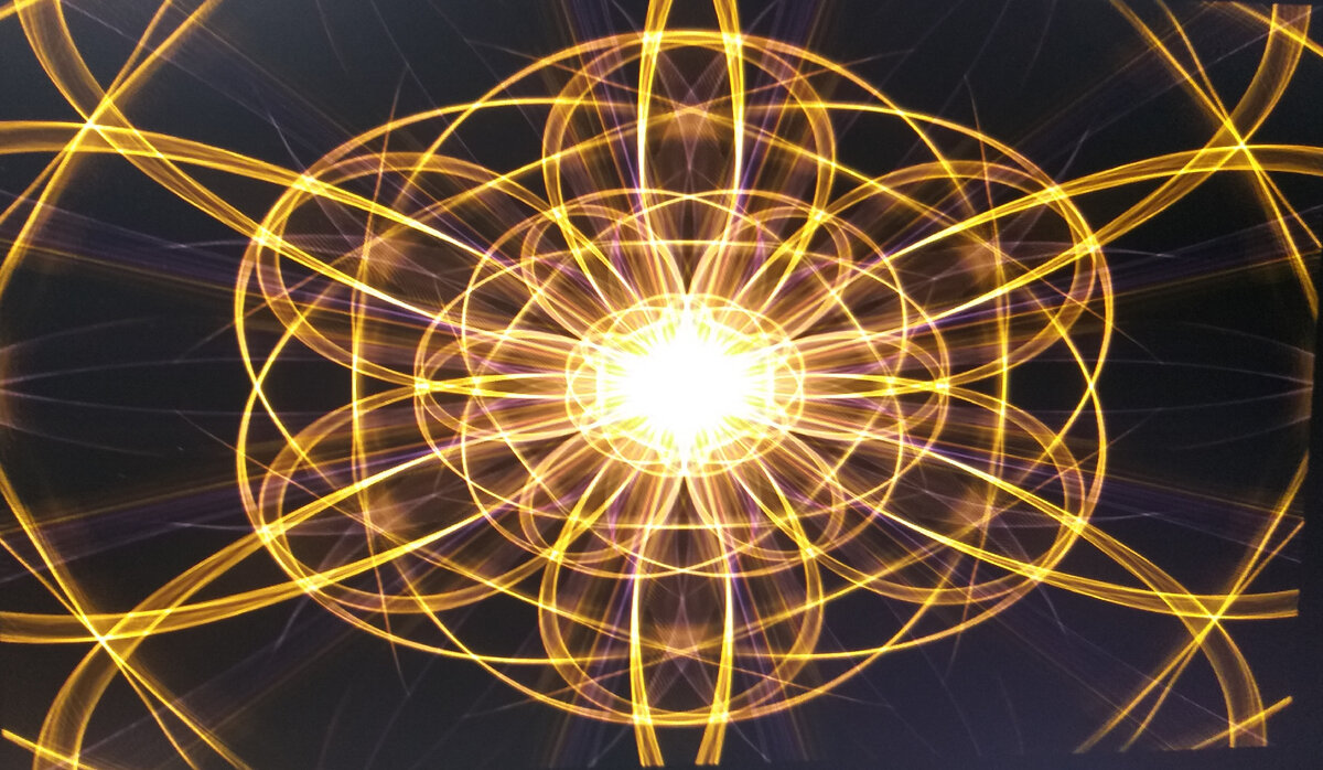 Данную картину я так озоглавил потому что на ней изображён предмет аналогичен атому и в добавок у него есть небольшой "ультрафиолет" (здесь есть оттенки фиолетового), но и также у него цвет как у солнца!