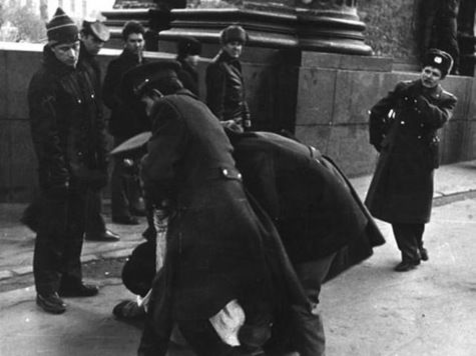 Путин стоит слева