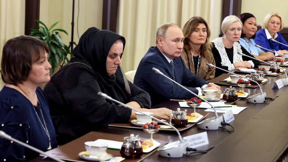 Фото: пресс-служба президента РФ📷Президент России Владимир Путин (в центре) во время встречи с матерями военнослужащих - участников СВО в своей резиденции.